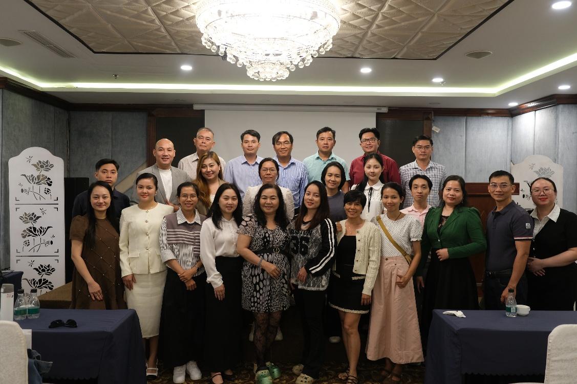 Các chuyên gia và doanh nghiệp trong một hoạt động của Lâm Hải